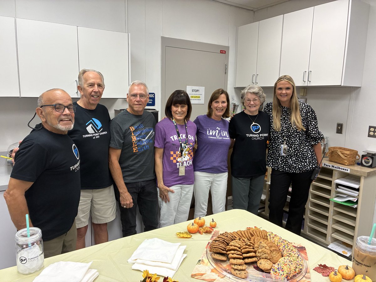 SpringCreekES's tweet image. A teacher pick me up on this wonderful Wednesday! 
Shoutout to Turning Point Church for providing coffee and cookies to the SCE staff today! We appreciate you all! ☕️🍪