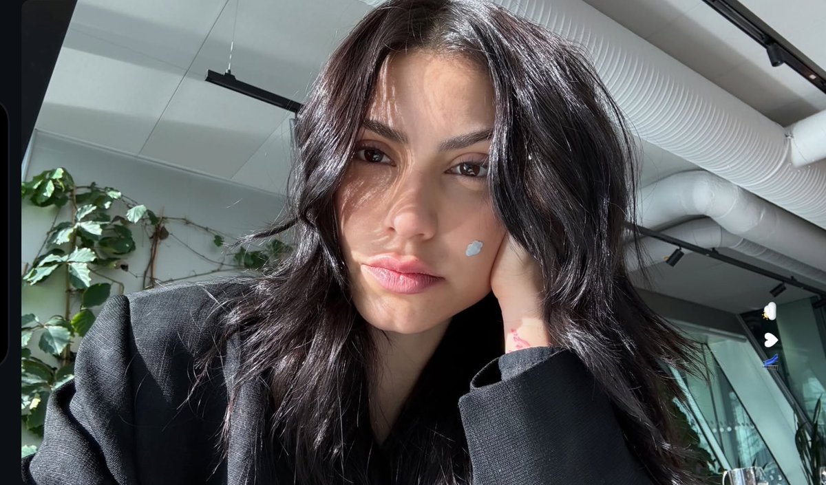 MakuxBarbs's tweet image. Felicidades a barbie por darle vida a un personaje tan luminoso dulce y tierna soñadora y determinante así es Cristina ❤️‍🩹

BÁRBARA ES CRISTINA 
#LosHilosDelPasado