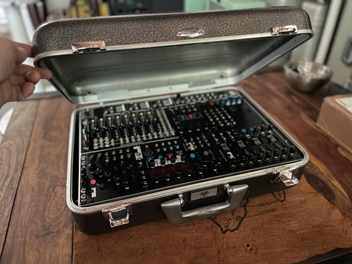 boutiquepedalny's tweet photo. 詳細またはご購入はこちら：
https://t.co/YRadEA8SVq

#ryk #modular #eurorack #modularsynths #system #envymachine #timeslice #m185 #algo #vectorwave #nightrider #pulplogic #dealer #sandiego #boutiquepedalnyc #bpnyc #japan #ユーロラック #モジュラーシンセ #販売 #購入 #正規代理店 https://t.co/T3bbrU1W2H
