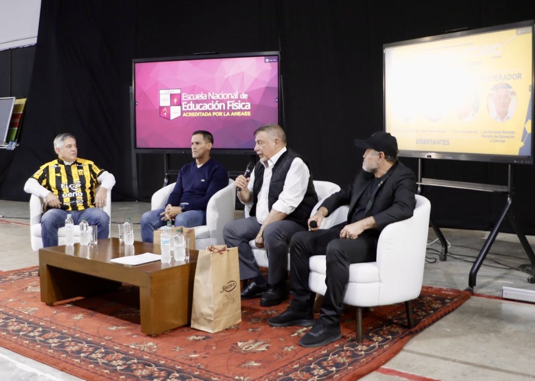 ⚽️ El Secretario General de la FAP, <a href="/RogelioDelgad12/">Rogelio Delgado</a>, junto a Ever Hugo Almeida (exfutbolista y actual DT de Olimpia); Víctor Bernay (actual DT de Guaraní) estuvieron presentes en la sede de la Escuela Nacional de Educación Física (ENEF), disertando en el “Conversatorio con las