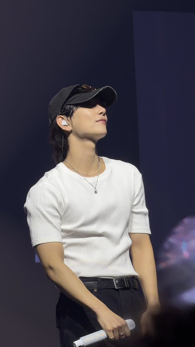 kyeomshupakchi's tweet photo. THIS JOSHUA ENCORE LOOK IS FOR THE BOOKS 😩😩😩 #조슈아 #세븐틴 #joshua #seventeen

#SVT_NEW_DC day 1 https://t.co/gYlEwbef1l