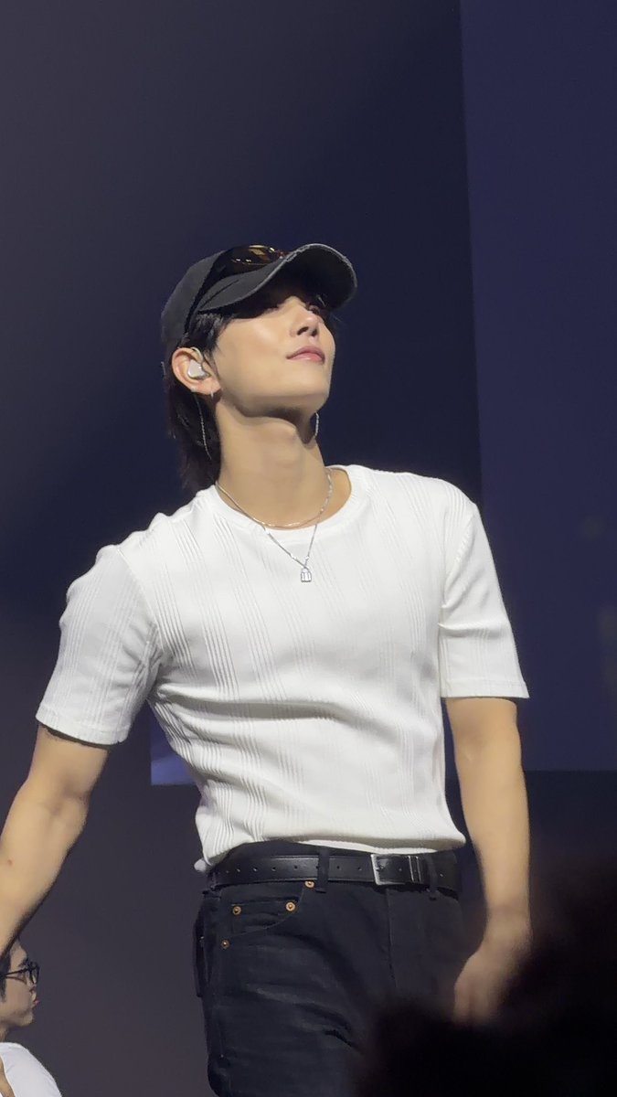 kyeomshupakchi's tweet photo. THIS JOSHUA ENCORE LOOK IS FOR THE BOOKS 😩😩😩 #조슈아 #세븐틴 #joshua #seventeen

#SVT_NEW_DC day 1 https://t.co/gYlEwbef1l