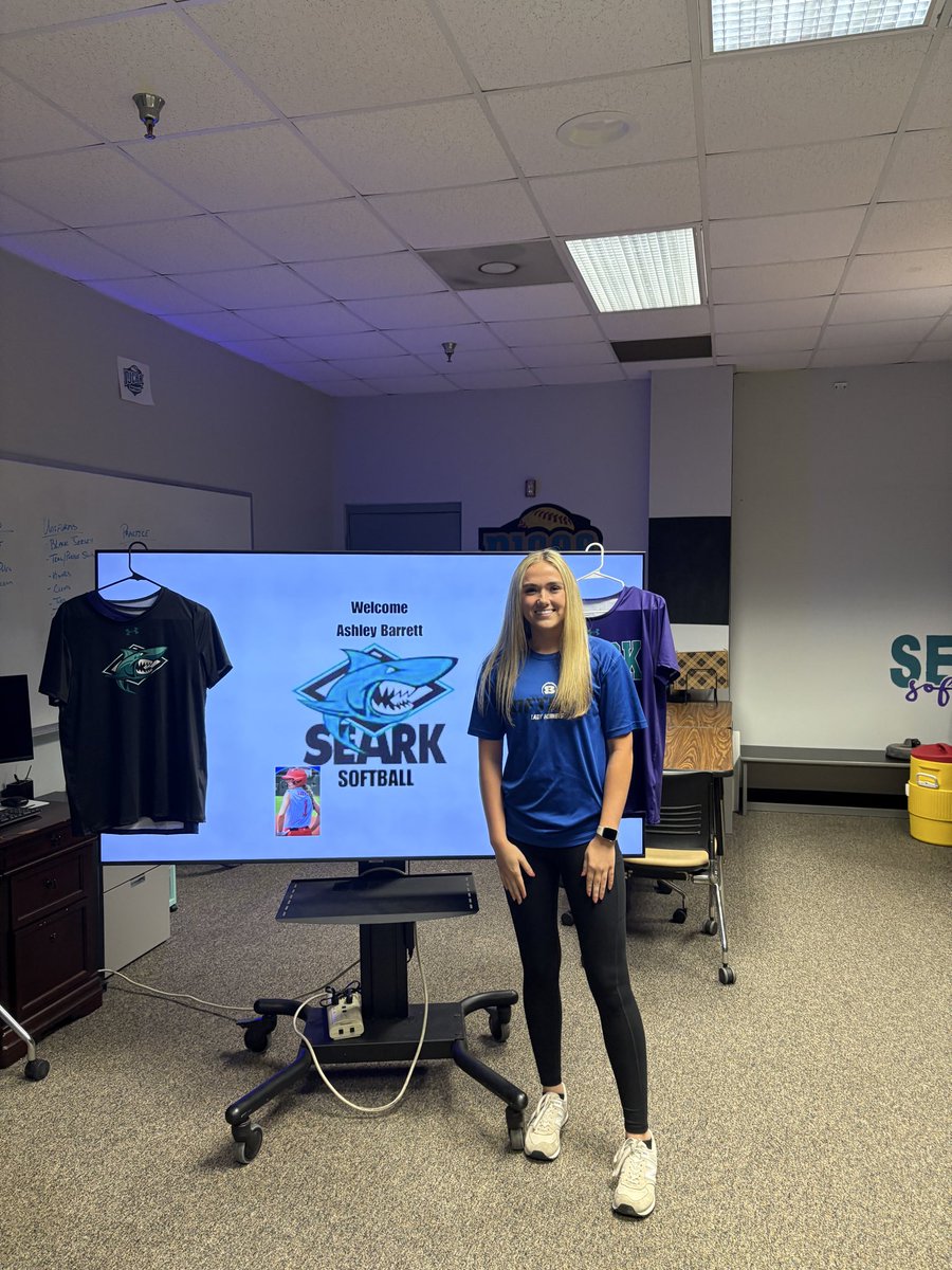 _AshleyBarrett_'s tweet photo. Thank you so much Coach Wingler for my visit today. I had a great time touring the campus and meeting some of the girls! @searksoftball https://t.co/LubNmU6Cnp