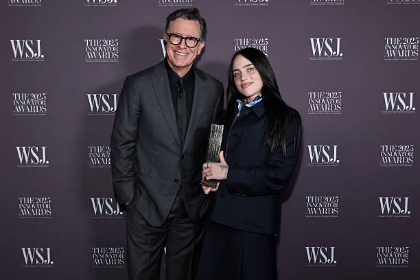 Billie Eilish junto a Stephen Colbert en los <a href="/WSJ/">The Wall Street Journal</a> Innovator Awards en New York.