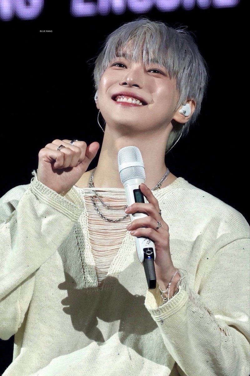 어쩌면 여러분이 저를 보고 싶어하는 마음보다
제가 여러분들을 더 보고 싶어하지 않을까 하는 마음이 들기도 해요.  
- 도영 -