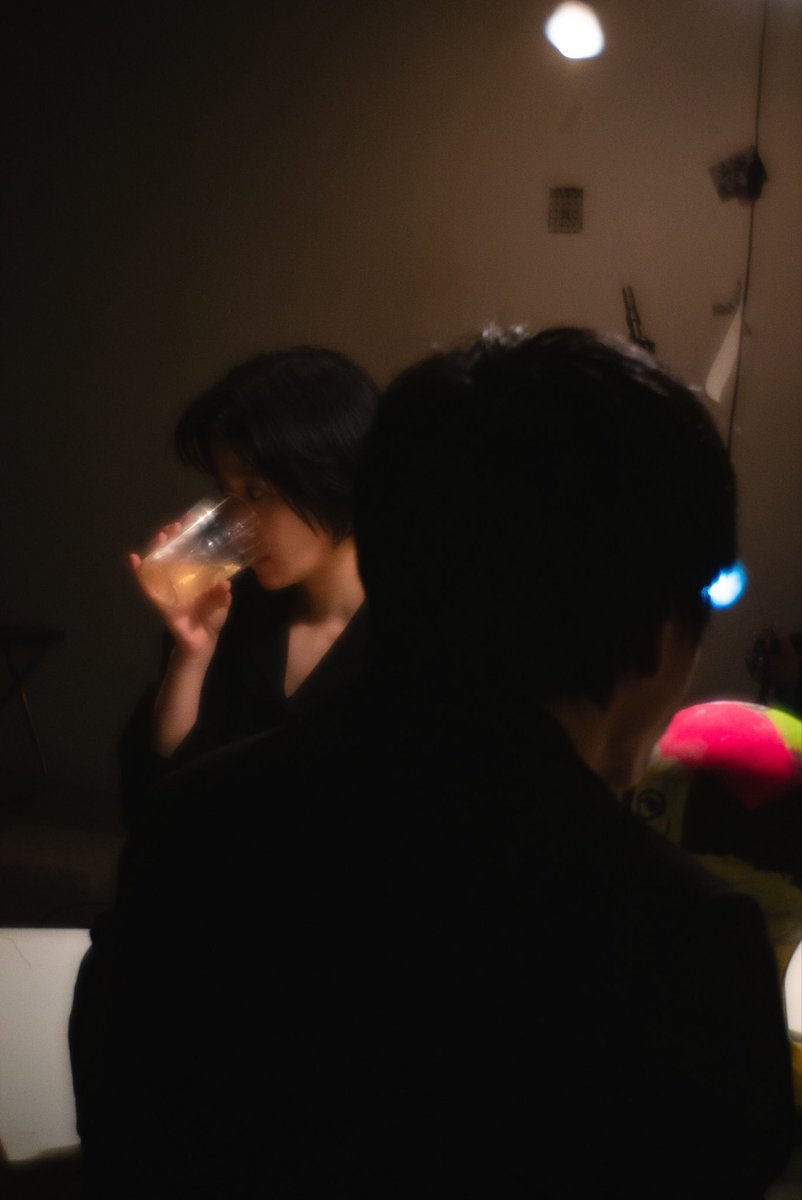 yennuinfo's tweet photo. 本日３日目！

昼も夜もお席あります！

昼は、ゆるゆる回！
夜は、アフタートークに丘田ミイ子さんが！

#エンニュイ  performance
新作『かえるまで、が。』

#東京舞台芸術祭2025  参加作品
会場：三鷹SCOOL

上演期間：10/28(火)～11/2(日)
11/3(月・祝)  
千秋楽スペシャルプログラム　
即興パフォーマンス「ambassador特別ver.」

出演：市川フー、浦田かもめ、小林駿、佐藤桃子、zzzpeaker、二田絢乃（50音順）

作・演出：長谷川優貴

「境界がにじみ、会話が溶けていく夜。
私はまだ、私だと言えるのか」

○チケット発売中！

🎫予約はこちら
当日精算：https://t.co/cNexdIoxNJ

電子チケット：https://t.co/26NhBQGuCN

特設サイト
https://t.co/0Y2AXVgguC

写真:長谷川健太郎