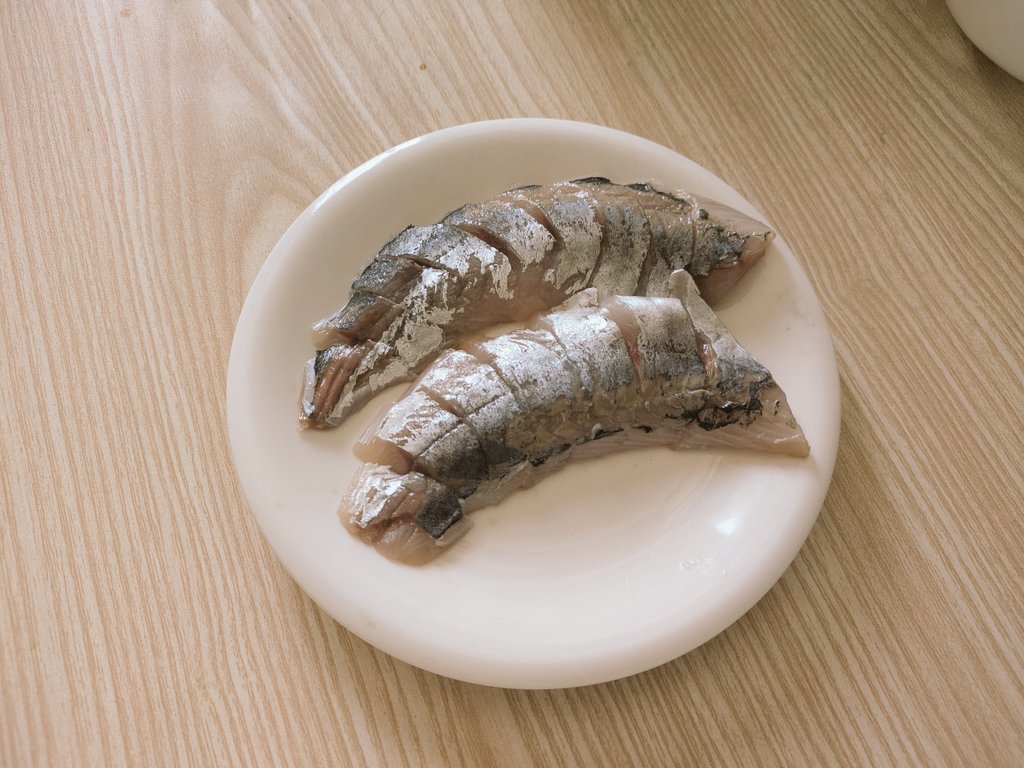 朝からスーパーいって、
アジが1匹100円で売られてたらそりゃーさばくよね🐟🐟🐟