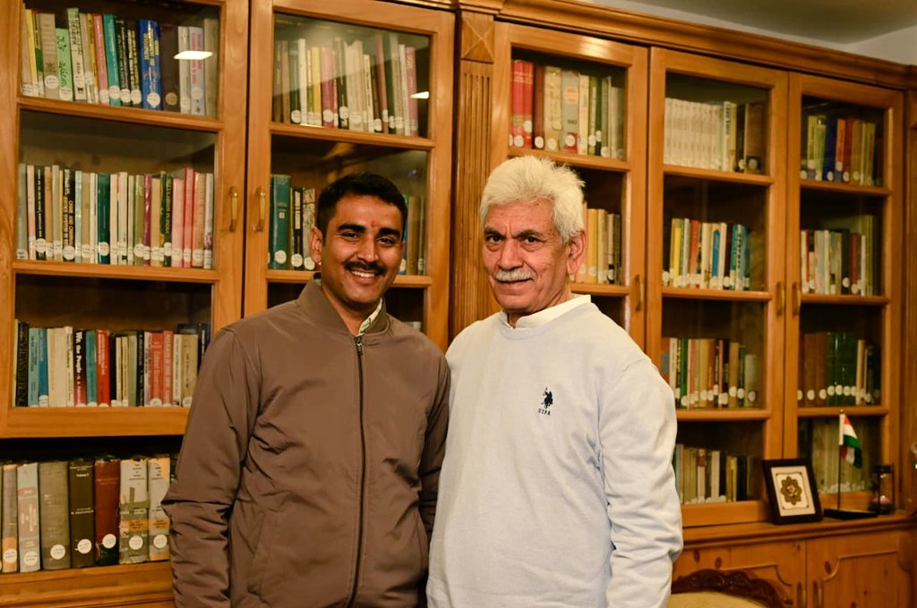 hannisingh987's tweet photo. जम्मू-कश्मीर राजभवन में माननीय उपराज्यपाल श्री मनोज सिन्हा जी से शिष्टाचार भेंट का अवसर मिला। उनका स्नेहिल आशीर्वाद और प्रेरणादायक संवाद मेरे लिए अत्यंत ऊर्जा देने वाला रहा। 
इस आत्मीय मुलाकात के लिए मैं उनके प्रति अपनी गहन कृतज्ञता व्यक्त करता हूँ।

@manojsinha_ https://t.co/MvhXw2ctKT