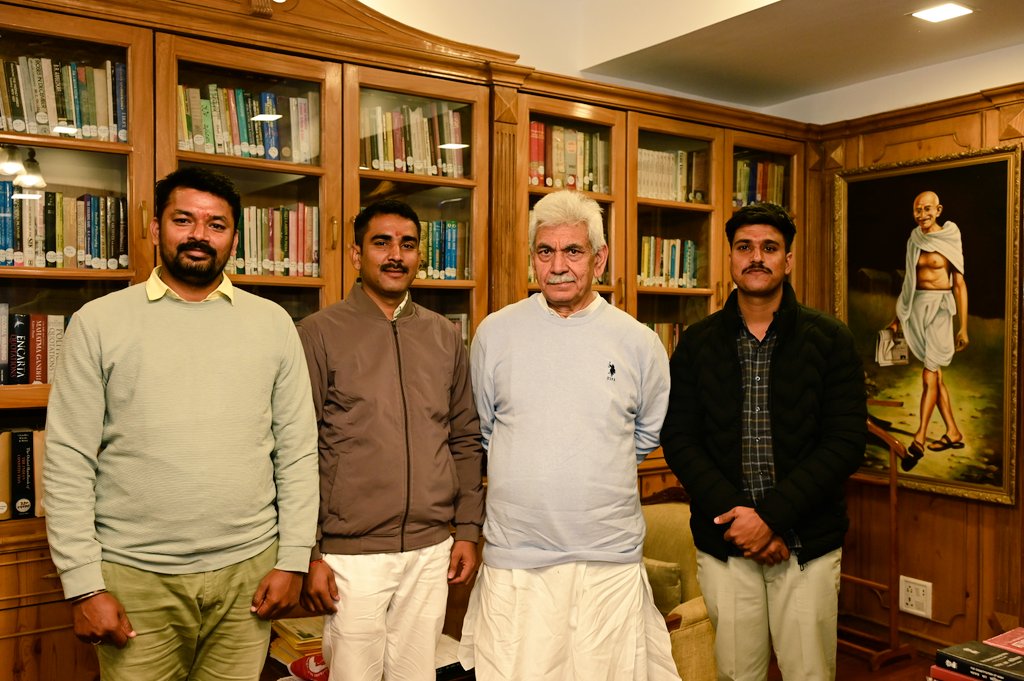 hannisingh987's tweet photo. जम्मू-कश्मीर राजभवन में माननीय उपराज्यपाल श्री मनोज सिन्हा जी से शिष्टाचार भेंट का अवसर मिला। उनका स्नेहिल आशीर्वाद और प्रेरणादायक संवाद मेरे लिए अत्यंत ऊर्जा देने वाला रहा। 
इस आत्मीय मुलाकात के लिए मैं उनके प्रति अपनी गहन कृतज्ञता व्यक्त करता हूँ।

@manojsinha_ https://t.co/MvhXw2ctKT