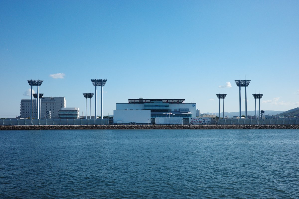 setouchikagawa's tweet photo. #せとうち香川ワーケーションweeks 

🏝️ 瀬戸内芸術祭2025 本島レポ🎨

丸亀港からフェリーに乗っていざ、出港⛴️
船の上から見える景色を楽しみます。

ボートレース場、瀬戸大橋、上真島、牛島…
ずっと見ていても飽きない絶景です☺️ https://t.co/pBzFt3BDr0