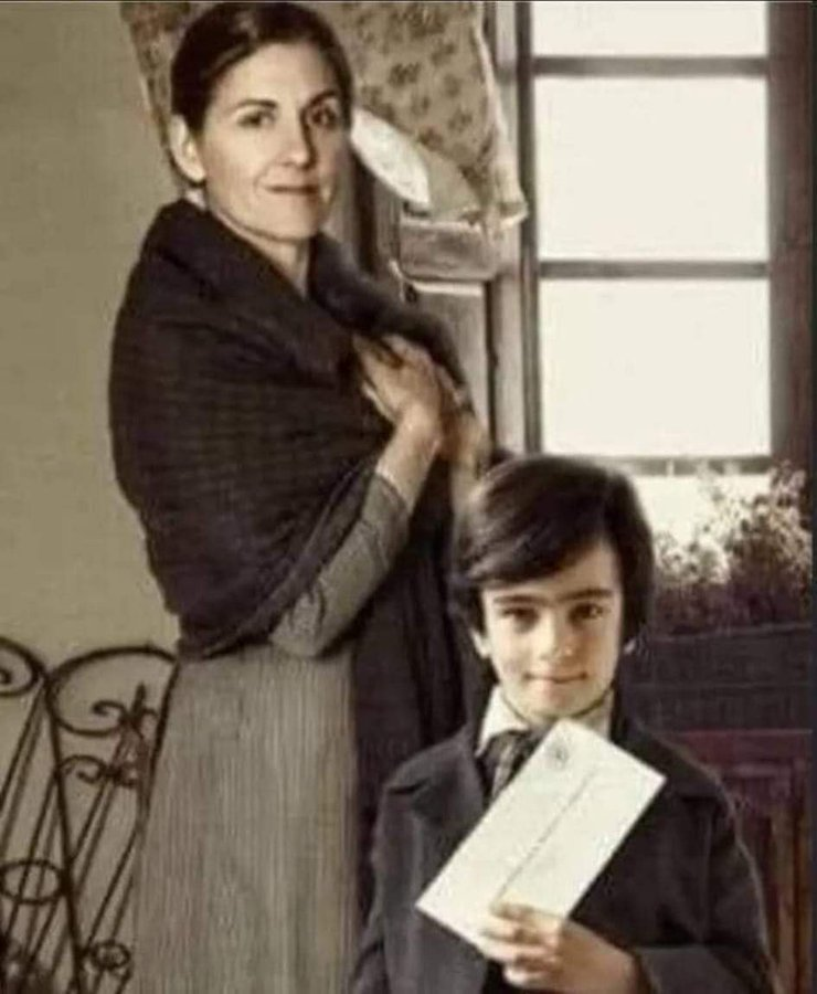 La genial Mamá de Thomas Alva Edison
 Un día, Thomas Alva Edison llegó a casa y le dio a su mamá una nota. 

Él le dijo a ella: 
 -"Mi maestro me dio esta nota y me dijo que solo se la diera a mi madre." 
 Los ojos de su madre estaban llenos de lágrimas cuando ella leyó en voz
