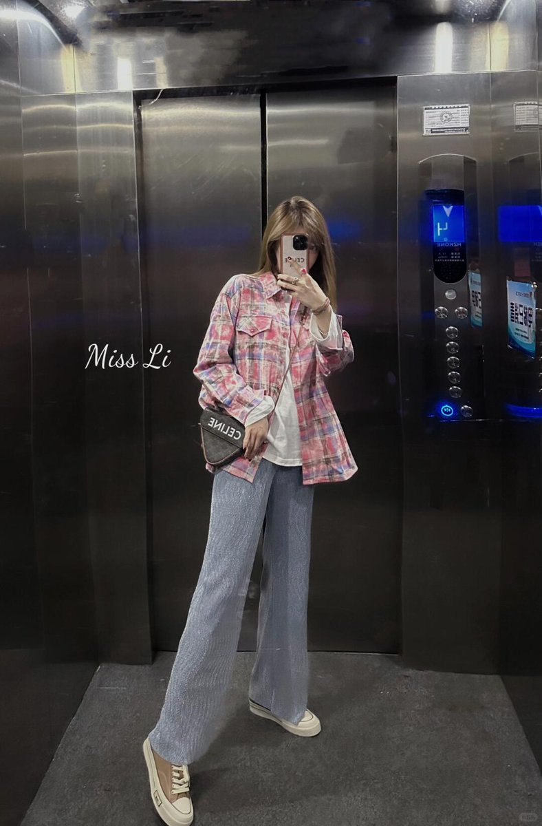piqibaozaoxiao1's tweet image. #dailyoutfit #ootd #shirtlover
Guys,
Shirts that you can wear in both cold and hot weather are just the best! 🌞❄️
Head over to my profile and join Teacher Li’s BFF squad to get more styling tips and glow up together! 💖