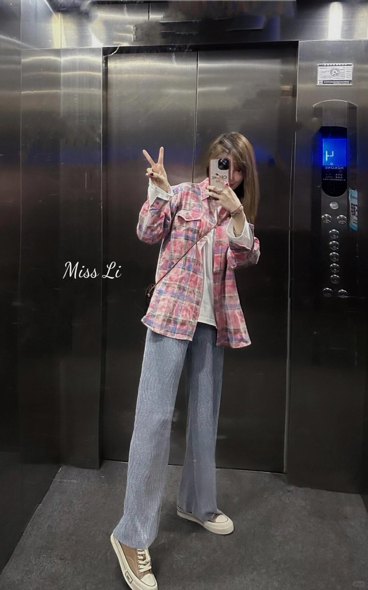 piqibaozaoxiao1's tweet image. #dailyoutfit #ootd #shirtlover
Guys,
Shirts that you can wear in both cold and hot weather are just the best! 🌞❄️
Head over to my profile and join Teacher Li’s BFF squad to get more styling tips and glow up together! 💖