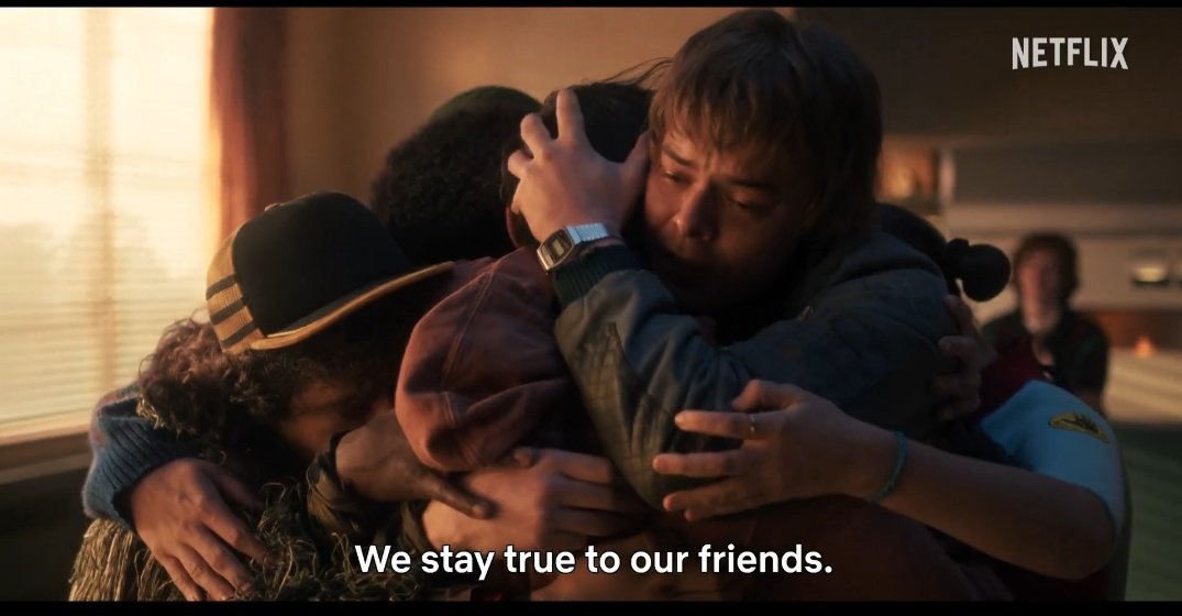 Euhenryvieira's tweet photo. JONATHAN HUGGING THE GROUP IN STRANGER THINGS https://t.co/ouR73zl5nw
