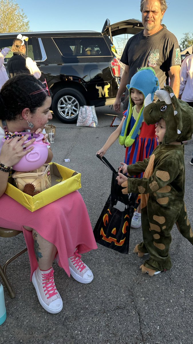 ParklandLibrar1's tweet photo. Had a great time @TheParkMS trunk or treat! @pmslibraryeptx @phsmats @JSalgado_PHS @DesertaireESLib @northstar https://t.co/7lBkZTZOXG