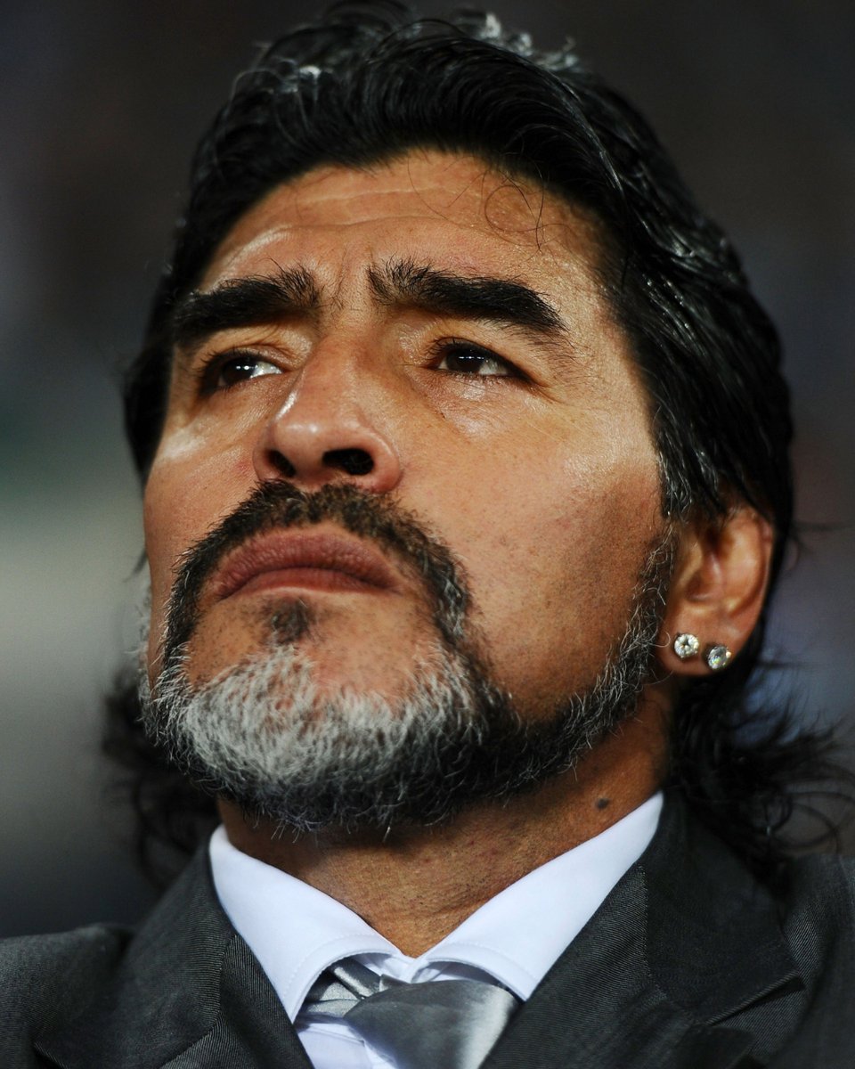 VSportsTM's tweet photo. "Yo, para los argentinos, no soy Diego Armando Maradona. Soy El Diego. Yo le pertenezco a cada argentino que sonrió y que lloró por mí en las buenas, en las malas y hasta el día de hoy".

✍️ Diego ❤️ https://t.co/j9sIqetlyU