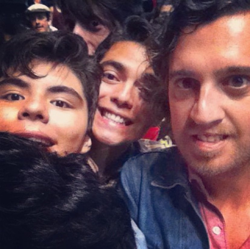 edsongallegos13's tweet photo. @Corona_MX La primera vez que los vi fue en el extinto José Cuervo, por allá del 2010… esta foto es de mi hermano y yo, después de haberlos visto en el Corona de 2013, Christian salió a ver como barrían jaja. Jamás hemos faltado a uno de sus conciertos en México! #Corona100Años https://t.co/wkDmNW75Dn