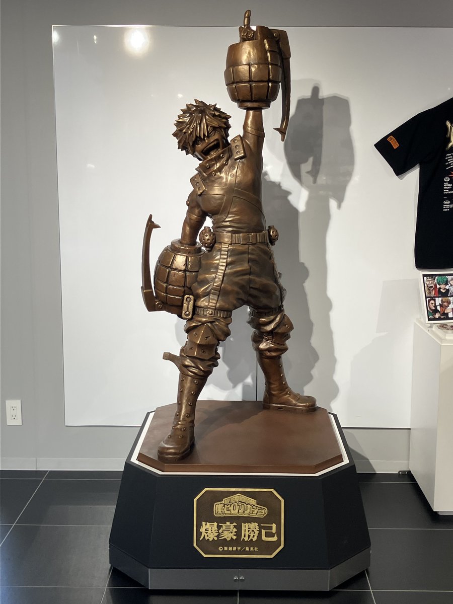 A new statue of Bakugou has been unveiled for winning the International popularity poll!