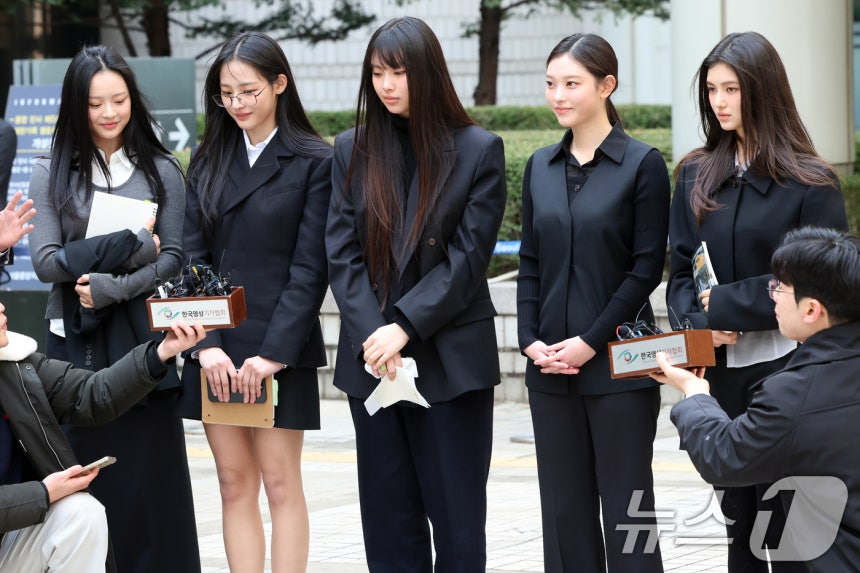 pannchoa's tweet photo. [Breaking] Court rules in favor of Ador, NewJeans will remain with their current agency
https://t.co/Vl9YVMnSsK https://t.co/kXcv0naq2J