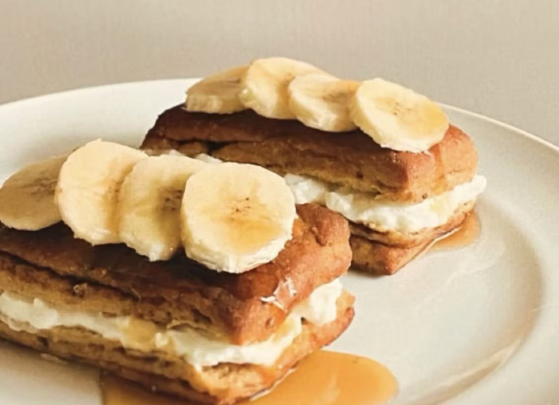 【お手軽おやつアレンジ🥛】シナモンDEバナナヨーグルトサンド
材料
・ベースブレッド（シナモン）…1袋
・水切りヨーグルト…お好みの量
・バナナ…1本

つくりかた
①ブレッドの真ん中に切れ込みを入れ、軽くトーストする。
②①に水切りヨーグルトを塗り、バナナを添えて完成！