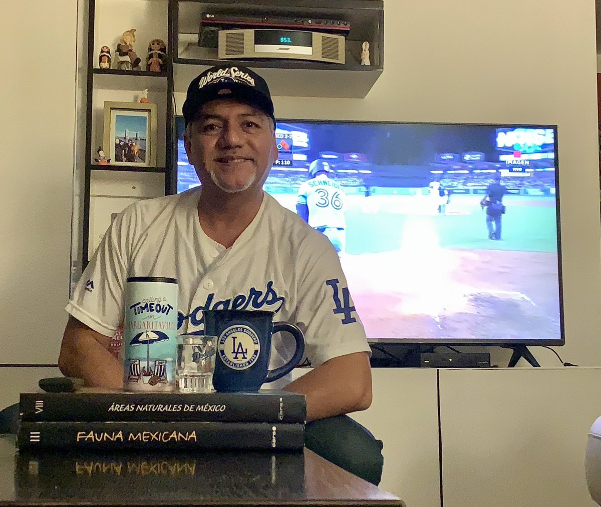 pedro_lerma's tweet photo. #LaCasaDeBeisbol viendo la serie mundial con las bebidas necesarias y esperando la remontada de los Dodgers @Alfonsolanzagor https://t.co/xq9ENiM44p