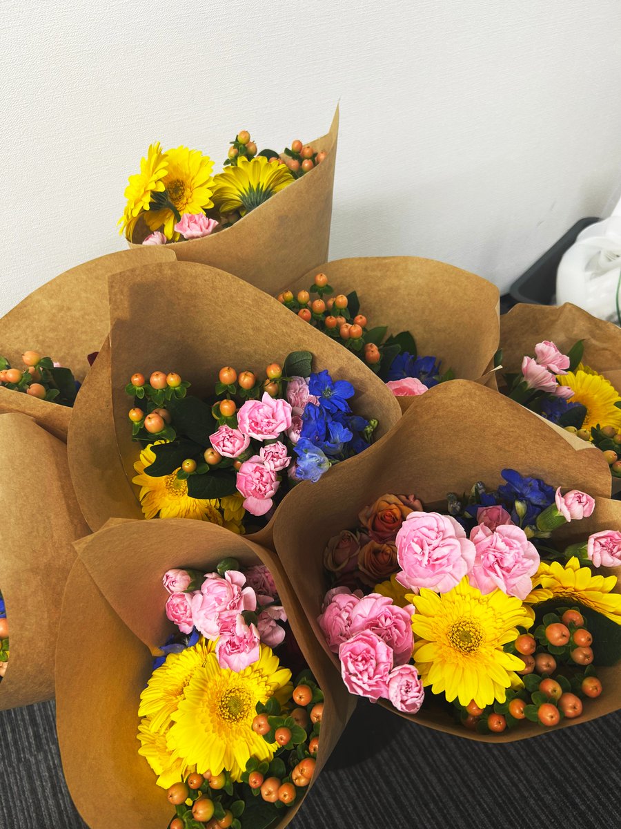 splash_design_f's tweet photo. 福岡県の取り組みで花屋さんが来てくれて、
みんなでフラワーアレンジメント体験💐！
デザインのプロでも、お花となると勝手が違う😂笑

でも丁寧に教えてもらって、
それぞれ個性あふれる作品ができました🌿💛

福岡はお花の生産量が全国3位🌸
でも消費量が少ないんだって💐
もっと気軽にお花を飾ろ〜🌷💖

📸体験中のリールをインスタにアップ中！
👉 [https://t.co/X0ZMCQHmD9🌼]

#フラワーアレンジメント #福岡県
#お花のあ���暮らし #デザイン会社 #スプラッシュ #福岡デザイン
#社内イベント #癒し時間 #花のある生活