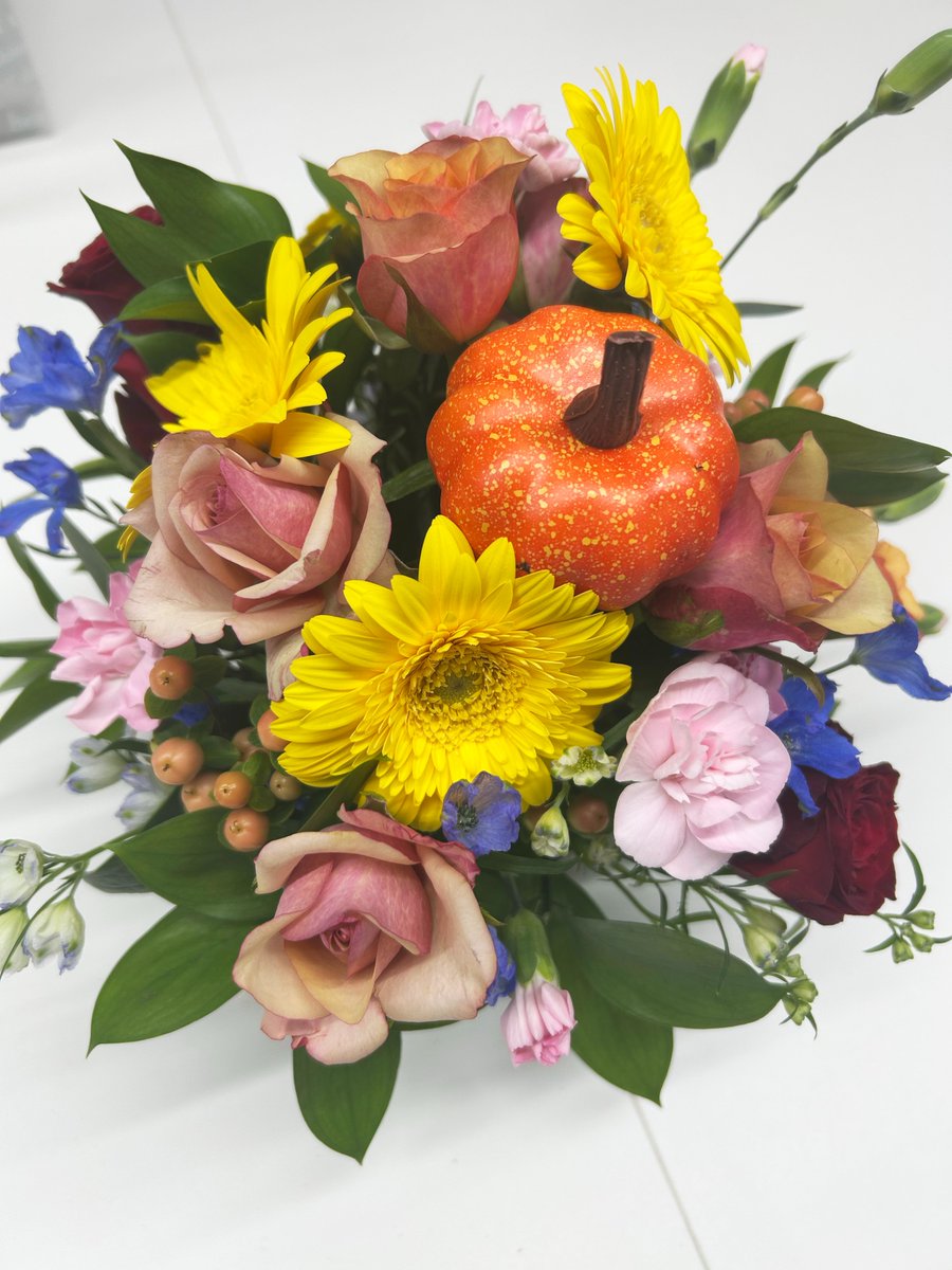 splash_design_f's tweet photo. 福岡県の取り組みで花屋さんが来てくれて、
みんなでフラワーアレンジメント体験💐！
デザインのプロでも、お花となると勝手が違う😂笑

でも丁寧に教えてもらって、
それぞれ個性あふれる作品ができました🌿💛

福岡はお花の生産量が全国3位🌸
でも消費量が少ないんだって💐
もっと気軽にお花を飾ろ〜🌷💖

📸体験中のリールをインスタにアップ中！
👉 [https://t.co/X0ZMCQHmD9🌼]

#フラワーアレンジメント #福岡県
#お花のあ���暮らし #デザイン会社 #スプラッシュ #福岡デザイン
#社内イベント #癒し時間 #花のある生活