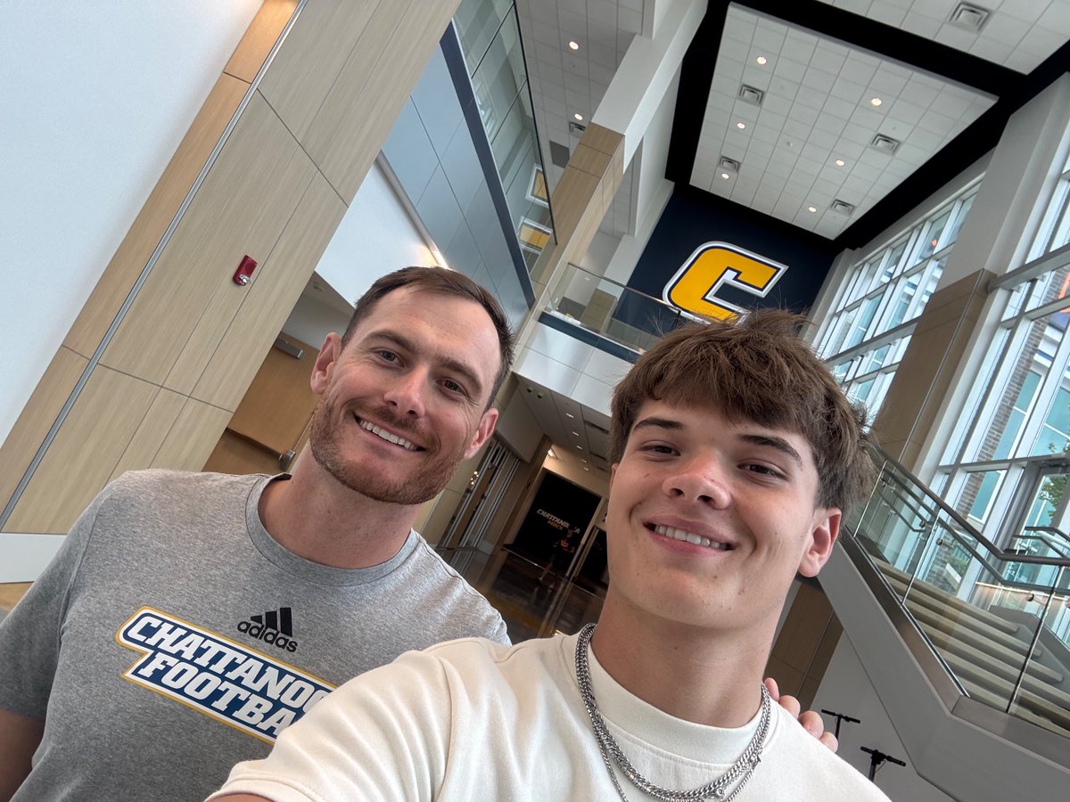 JaxH_football22's tweet photo. Touring @UTChattanooga and met up with @CoachWShafer @GoMocsFB @CADawgs @CAAthletics79 @SpecialistNews @GoMocs @LongSnapPeople @longsnapperusa #TNfootball #LongSnapper https://t.co/Gw0mQDjrfD