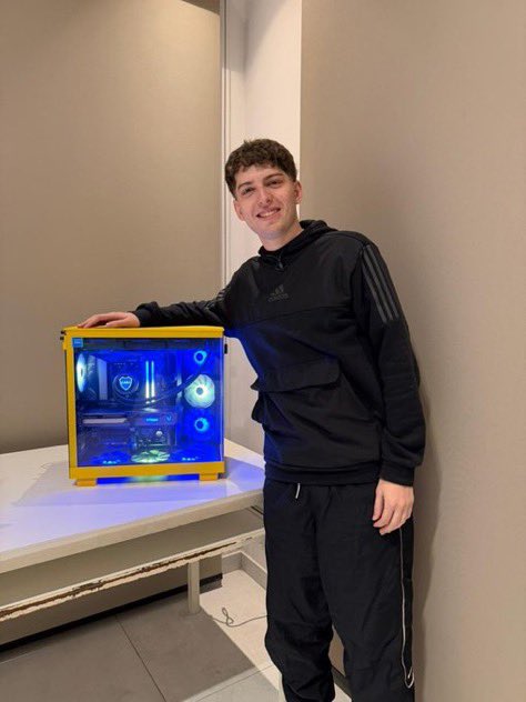 porqueTTarg's tweet image. "Davoo"

Porque mostró su nueva computadora: tiene una RTX 5070, Ryzen 7 7700x, 32gb de ram y cuesta $3.000.000 de pesos.