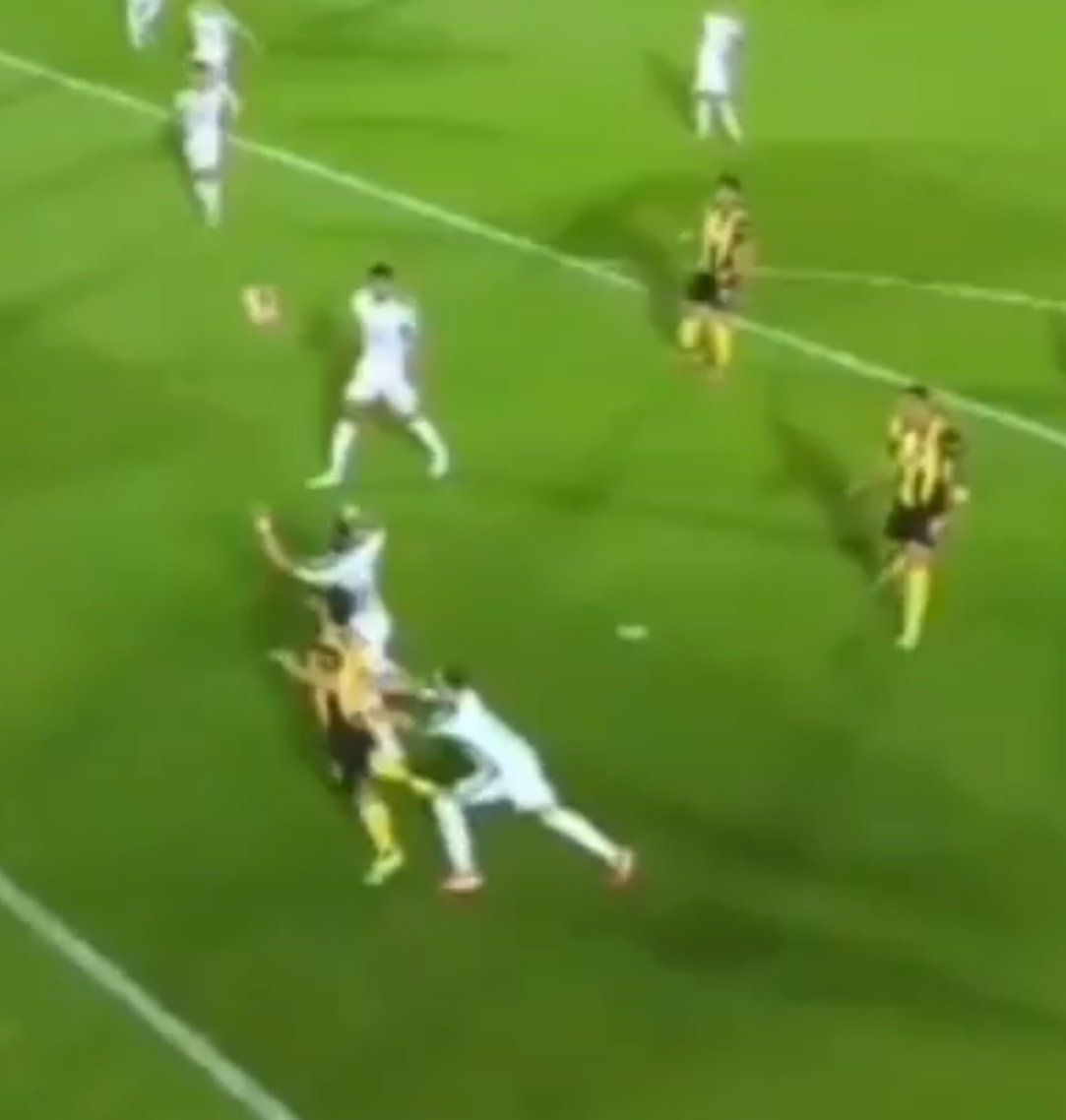 ArbitrajeU's tweet image. ¿HUBO PENALES EN LA FINAL?🤔
❌PENAL para Peñarol: empujón claro sobre la espalda de Silvera cuando el balón⚽ estaba en disputa.
Guerra no sancionó en cancha y Yimmi en el VAR🖥️ no lo llamó a revisar🤦♂️
✅NO PENAL: mano✋ accidental tras rebote en la pierna. Correcta decisión.