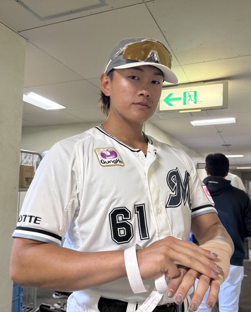 両手をテーピング。 「今日も頑張りますよ！振りますよ！」と #山本大