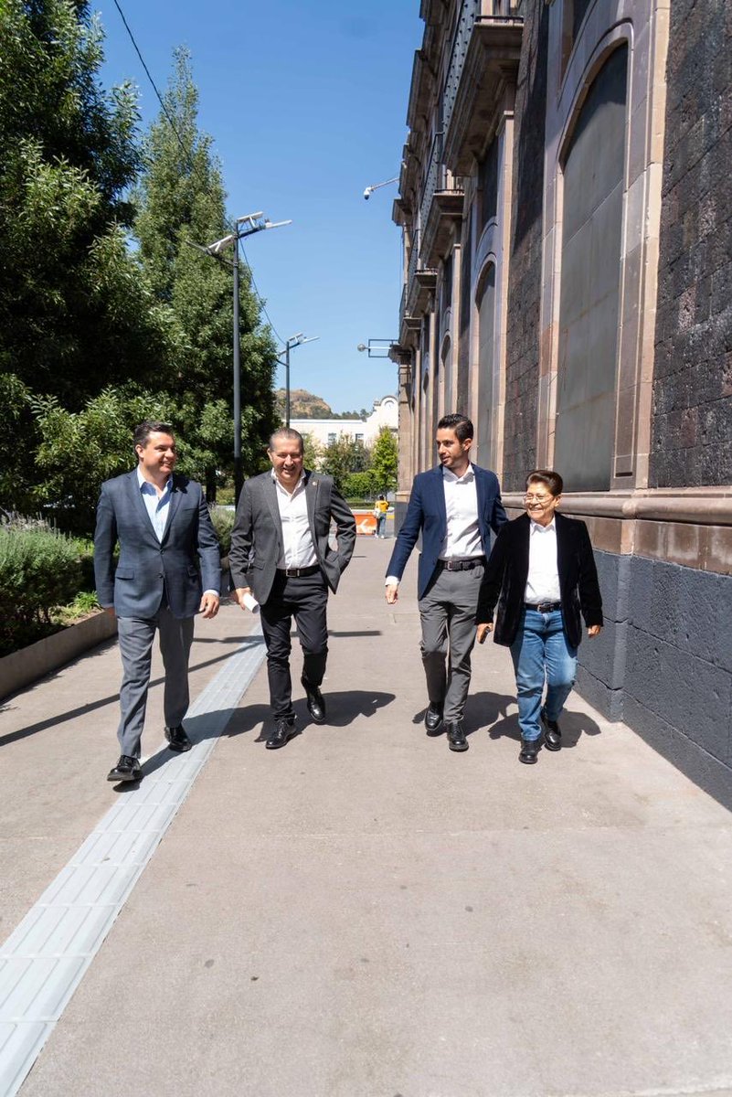 Concluimos un día muy productivo en la capital del estado. Como parte del Grupo Parlamentario del #PVEM inauguramos la ofrenda “¡Recuerdos que iluminan!” en el Parque Zaragoza, Toluca; donde podrás dejar una foto o escribir una dedicatoria para esa persona o ser especial que