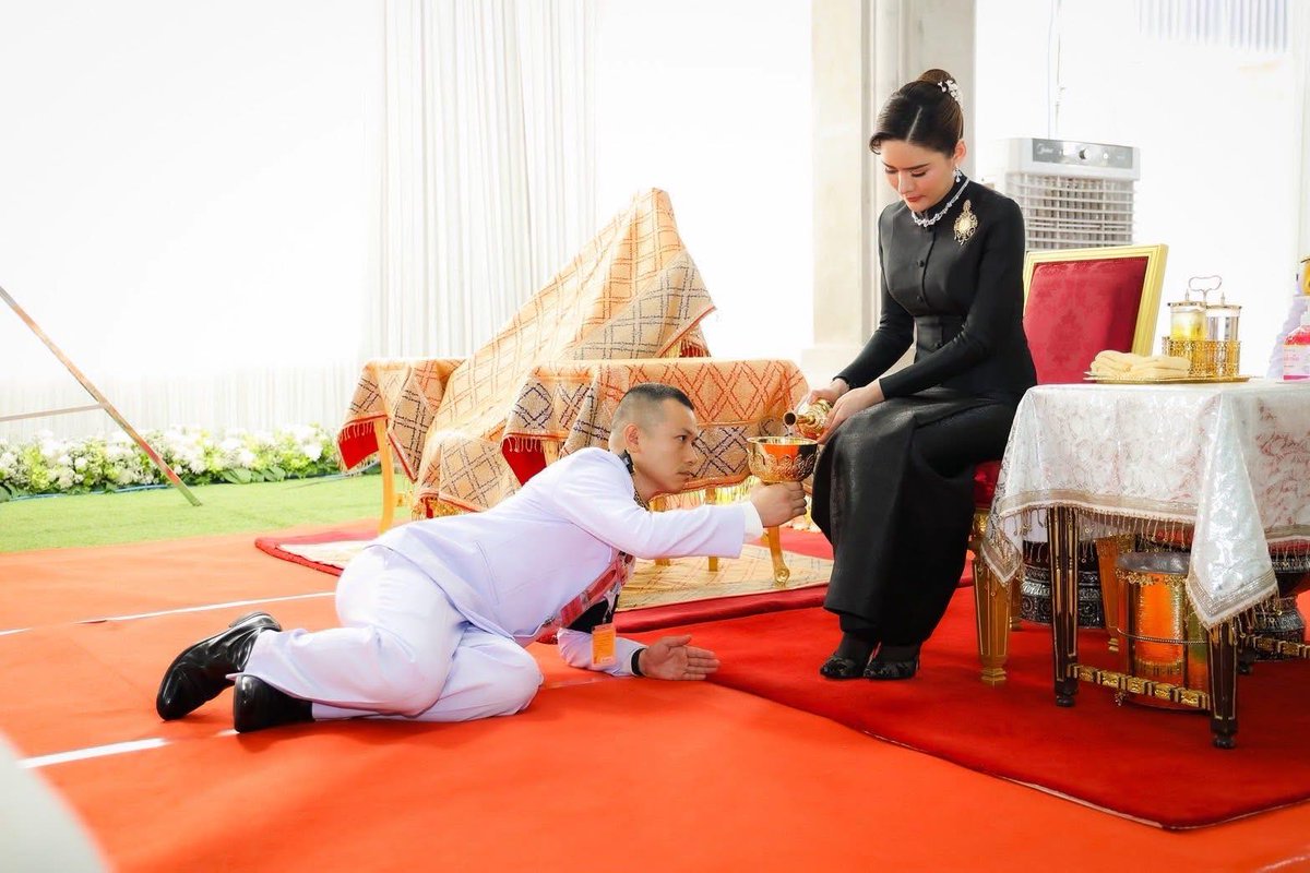 เมียน้อย ไม่ใช่เจ้า ยังต้องคลานเข้าหา
อีกหน่อย ว่าเมียน้อยก็เหมือนว่ากษัตริย์ เอา 112 ไป