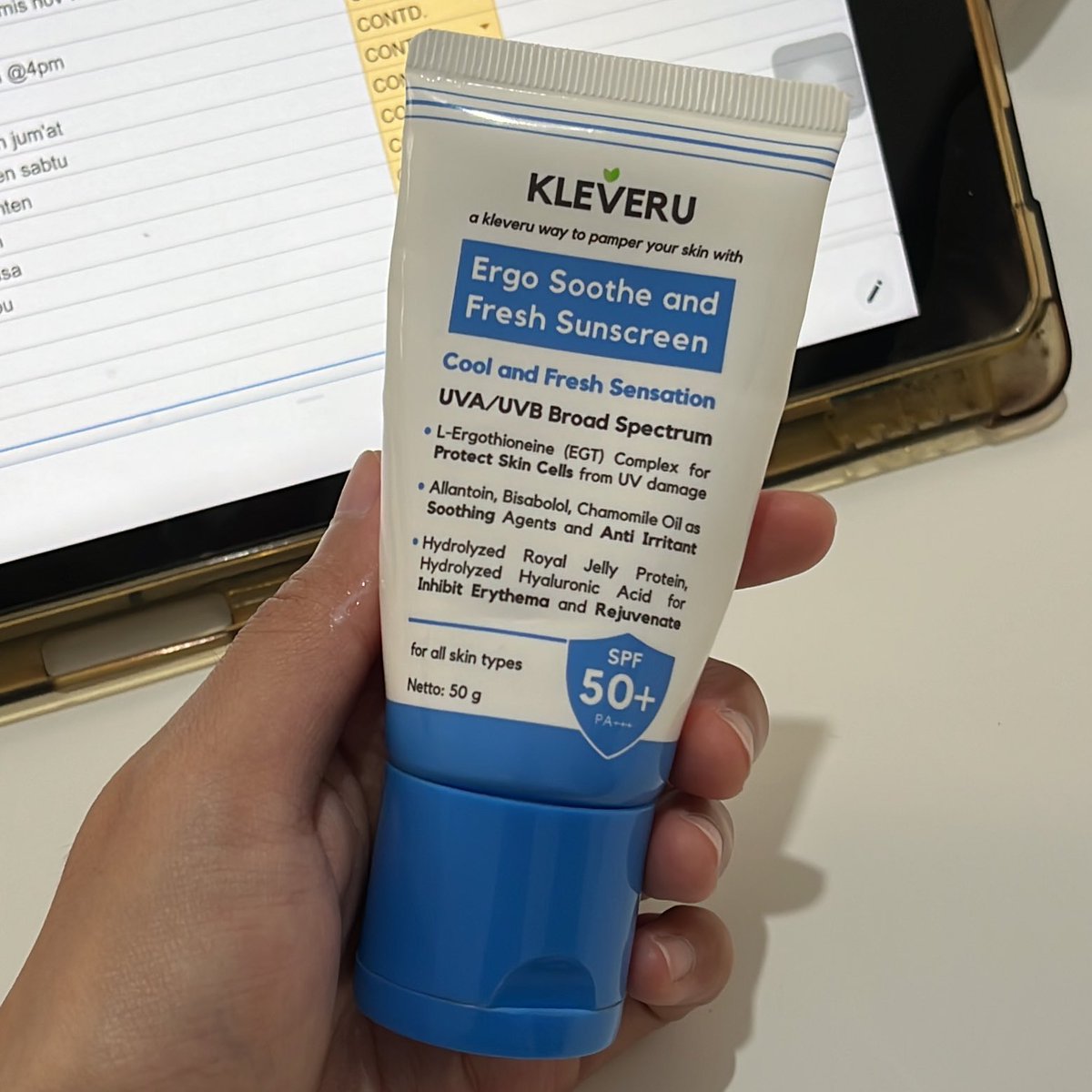 ‼️ DAILY REMINDER‼️

Selain sarapan, jangan lupa pakai sunscreen ya, Klevies☀️

Fyi, Ergo Soothe and Fresh Sunscreen ini  kasih cooling sensation di kulit kamu, jadi kulit tetap nyaman walaupun kamu lagi banyak aktivitas outdoor🫶🏻