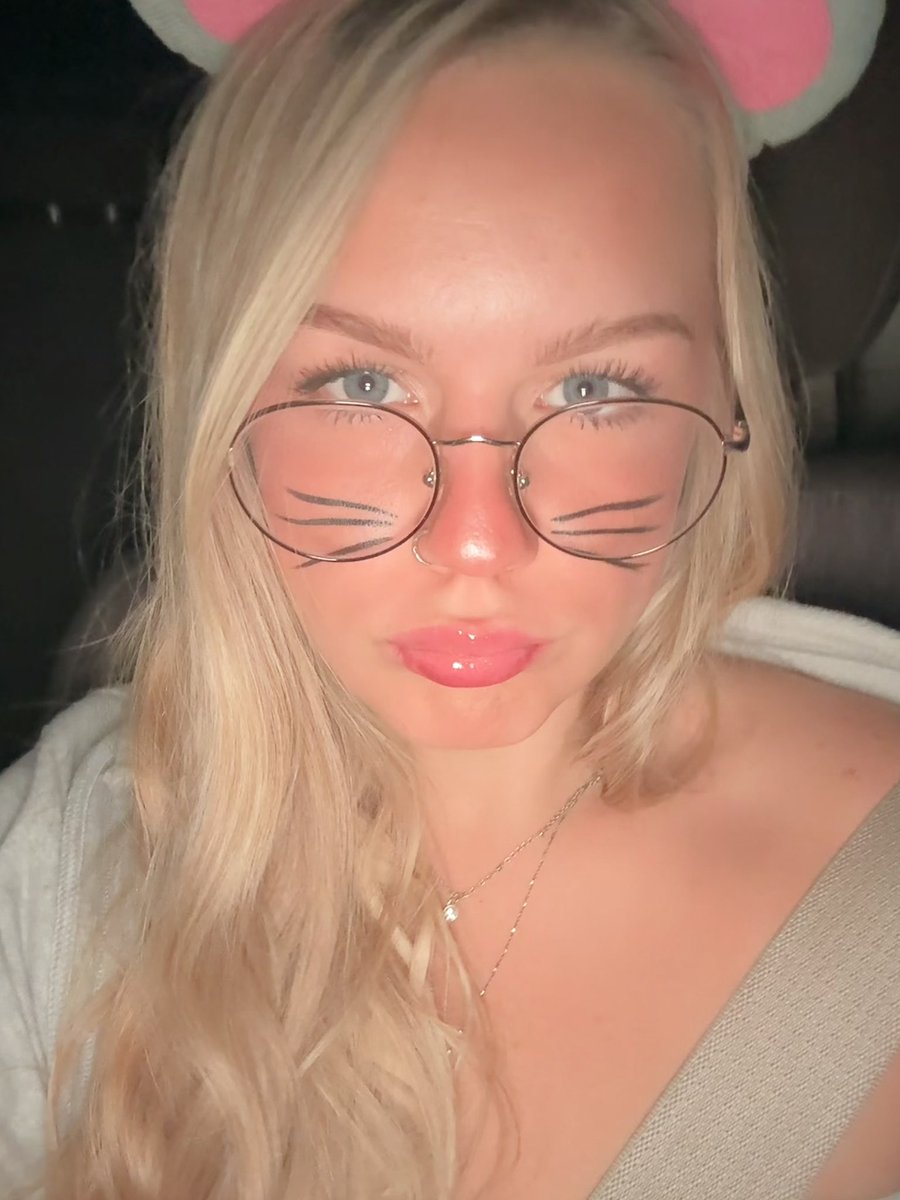 itsizzypaige's tweet photo. Can u tell what I am?? https://t.co/4YxEcMsRdH