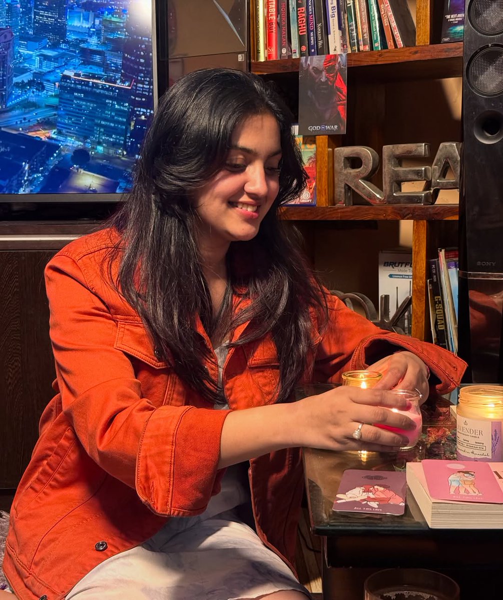 जिंदगी के इस रण में खुद ही कृष्ण,
खुद ही अर्जुन बनना पड़ता है रोज अपना ही सारथी बनकर जीवन के महाभारत से लड़ना पड़ता है।

#राधे_कृष्णा 🙏
#𝐘𝐚𝐬𝐡𝐢 🌷