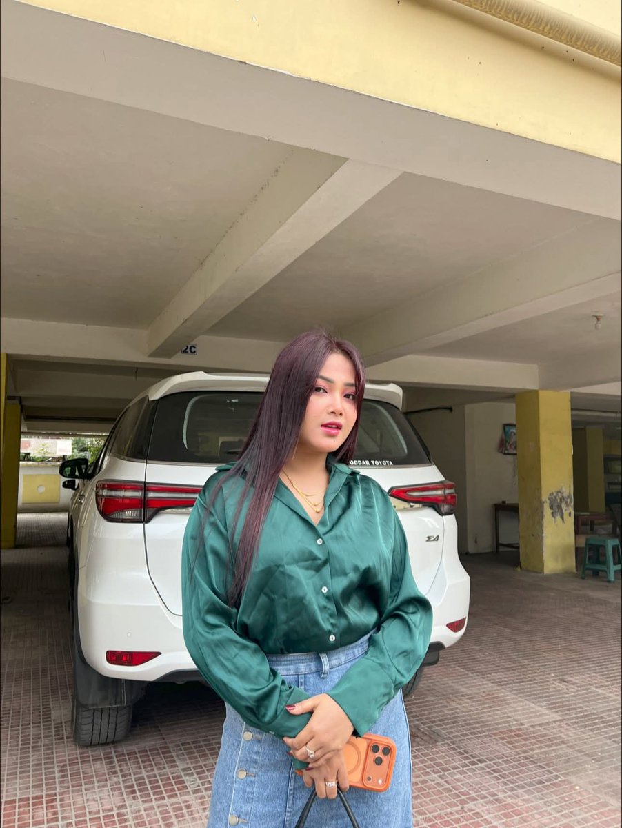 Mwdaijw's tweet image. Bold hues, cool attitude, and wheels that speak power. Just another day owning the look.

#StreetStyleVibes #GreenAndGlam #DenimDays #SUVSwag #PowerPose #UrbanElegance #StyleStatement #ConfidenceUnlocked #CasualCool #DriveInStyle