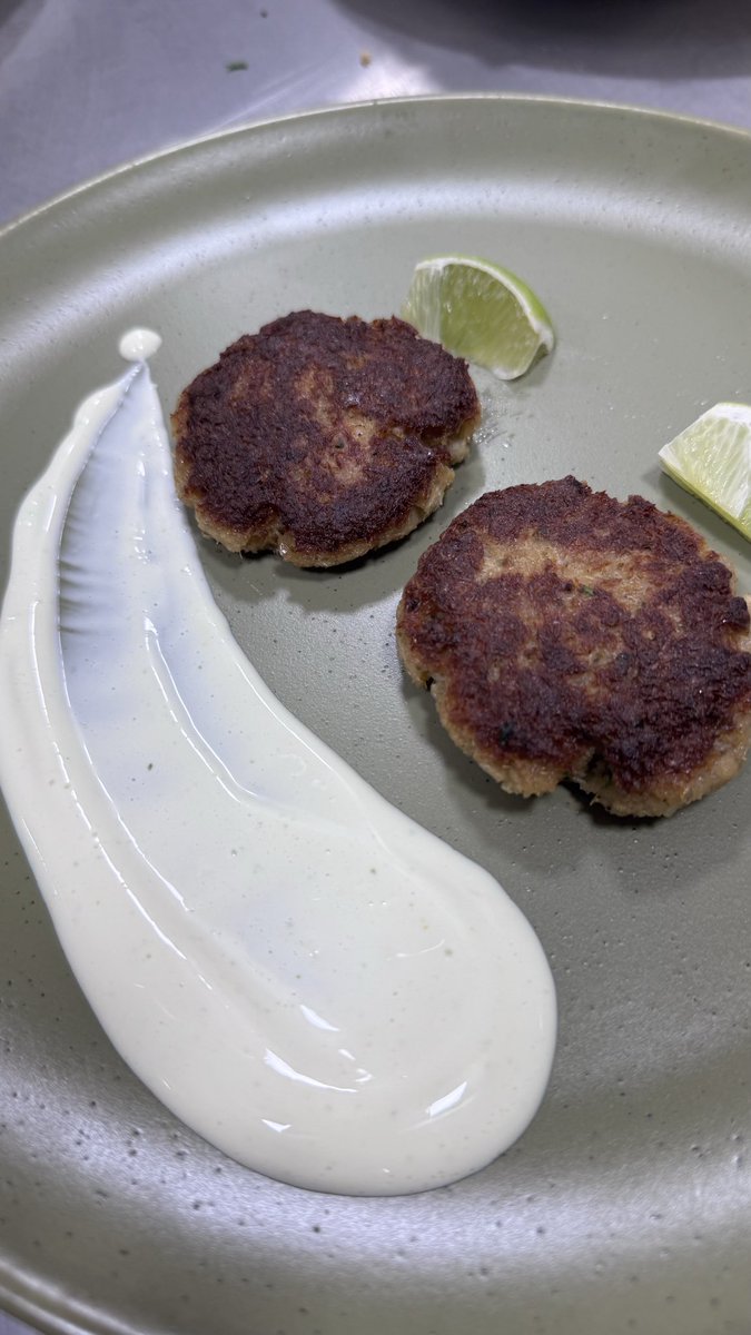 Na consultoria aqui em São Luís, eu tive do desafio de recriar um prato que o Cliente tinha comido durante uma viagem ao Caribe - um Crab Cake, um bolinho de caranguejo, cremoso dentro, levemente apimentado e com uma crostinha deliciosa. Deu bom demais.