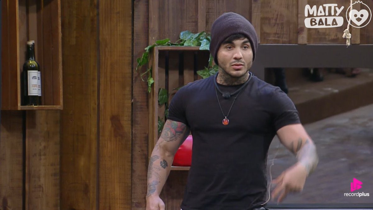 kabiscoiteira's tweet photo. Não faz sentido nenhum esse escroto, com mais de 30 anos nos coros, perseguindo uma adolescente de 19 anos em um reality show. #AFazenda https://t.co/mCG37J0c9B