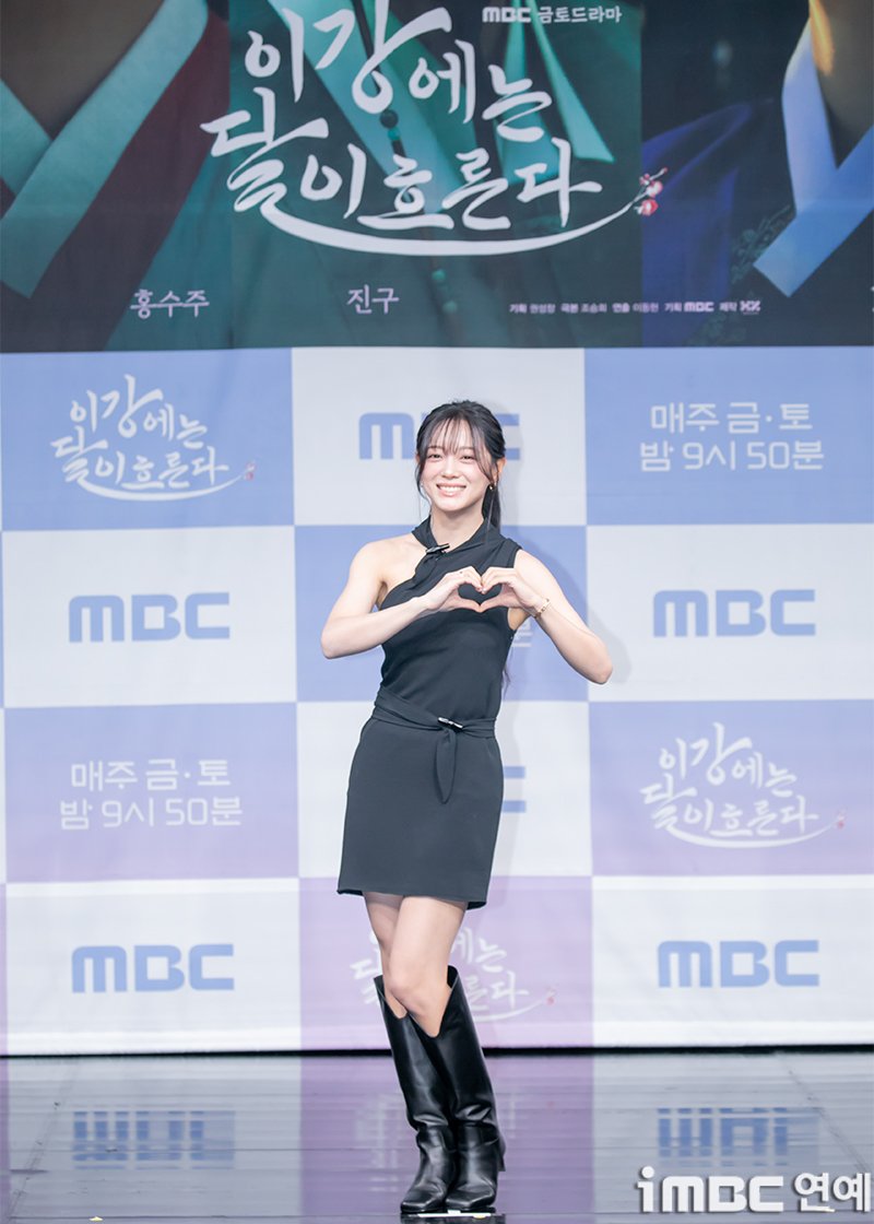 [포토] 김세정, 하트 드릴게요 
#이강에는달이흐른다 #MoonRiver #김세정 #KimSejeong
#MBC드라마 #금토드라마 #제작발표회_251030 [iMBC 연예]

배우 김세정이 30일 오전 서울 상암 MBC신사옥 골든마우스홀에서 열린 MBC 새 금토드라마 ‘이강에는 달이 흐른다’ 제작발표회에 참석해 포즈를 취하고