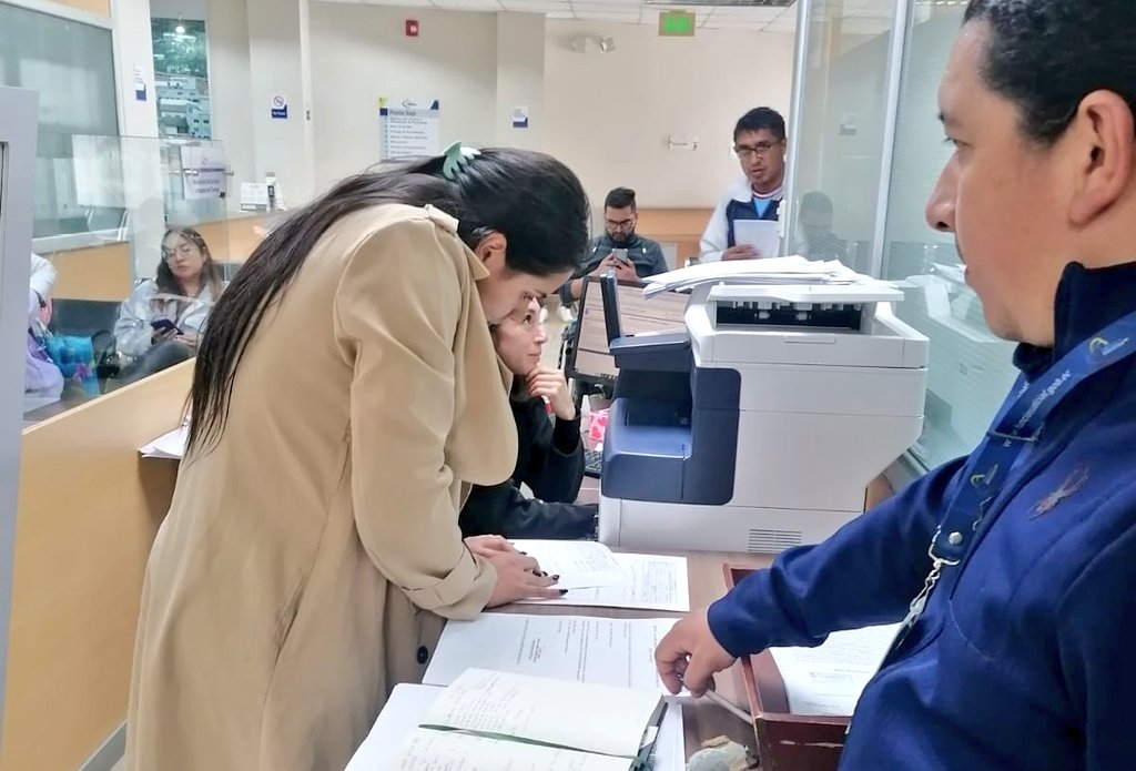 AzuayCJ's tweet photo. Durante el recorrido técnico, los equipos de la Dirección de Gestión Procesal del #CJ constataron los tiempos de espera y el funcionamiento del turnero, como parte del compromiso institucional de optimizar la eficiencia y calidad en el servicio judicial. ⚖️ #CJEnTerritorio https://t.co/6cXo7pHY0l