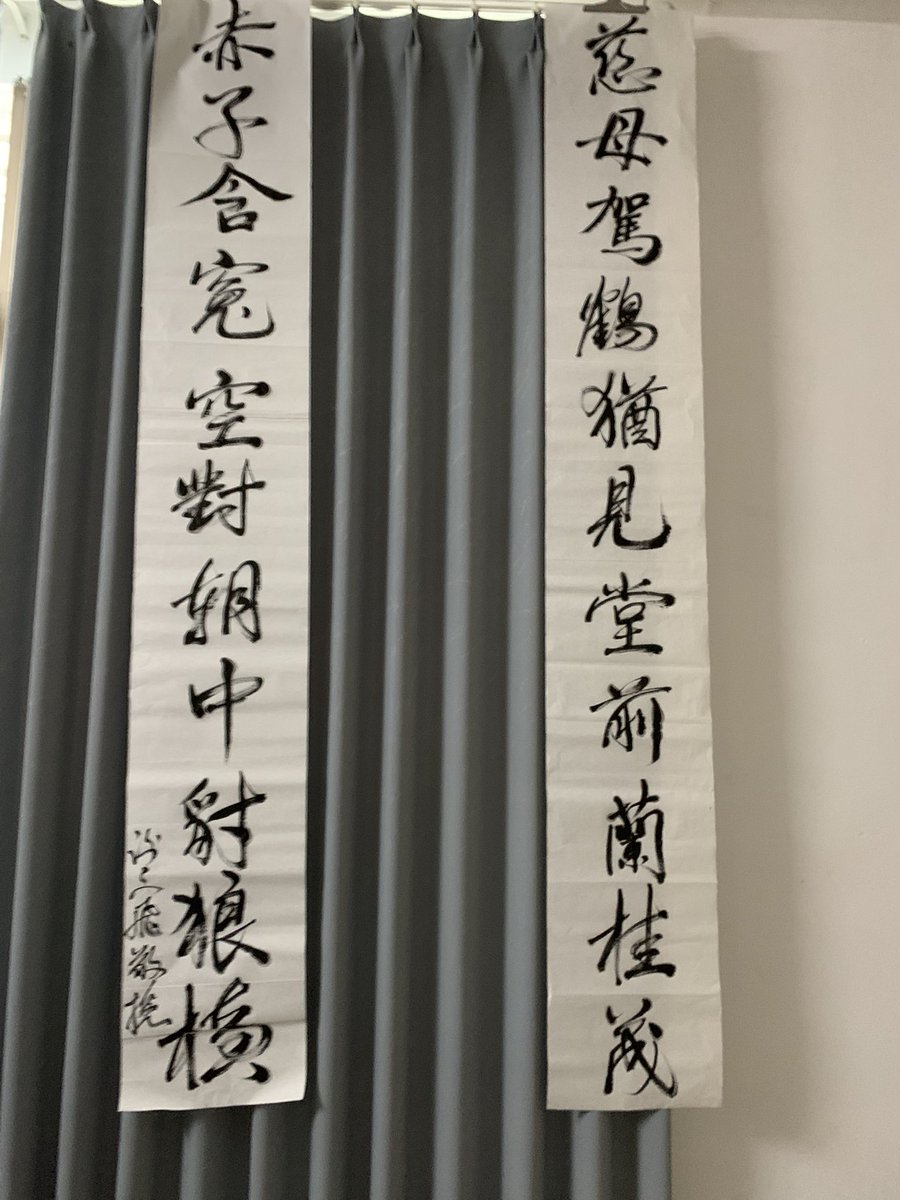 谢阳律师含冤入狱，双亲相继驾鹤仙去，欲灵前尽孝而不得。我与谢阳同属谢家儿男，渊源颇深。本应前往邵阳，列于灵前行叩首跪拜之礼。奈何三湘大地豺狼当道，路有险阻，未能亲往。唯有敬挽一联，遥寄哀悼之情！