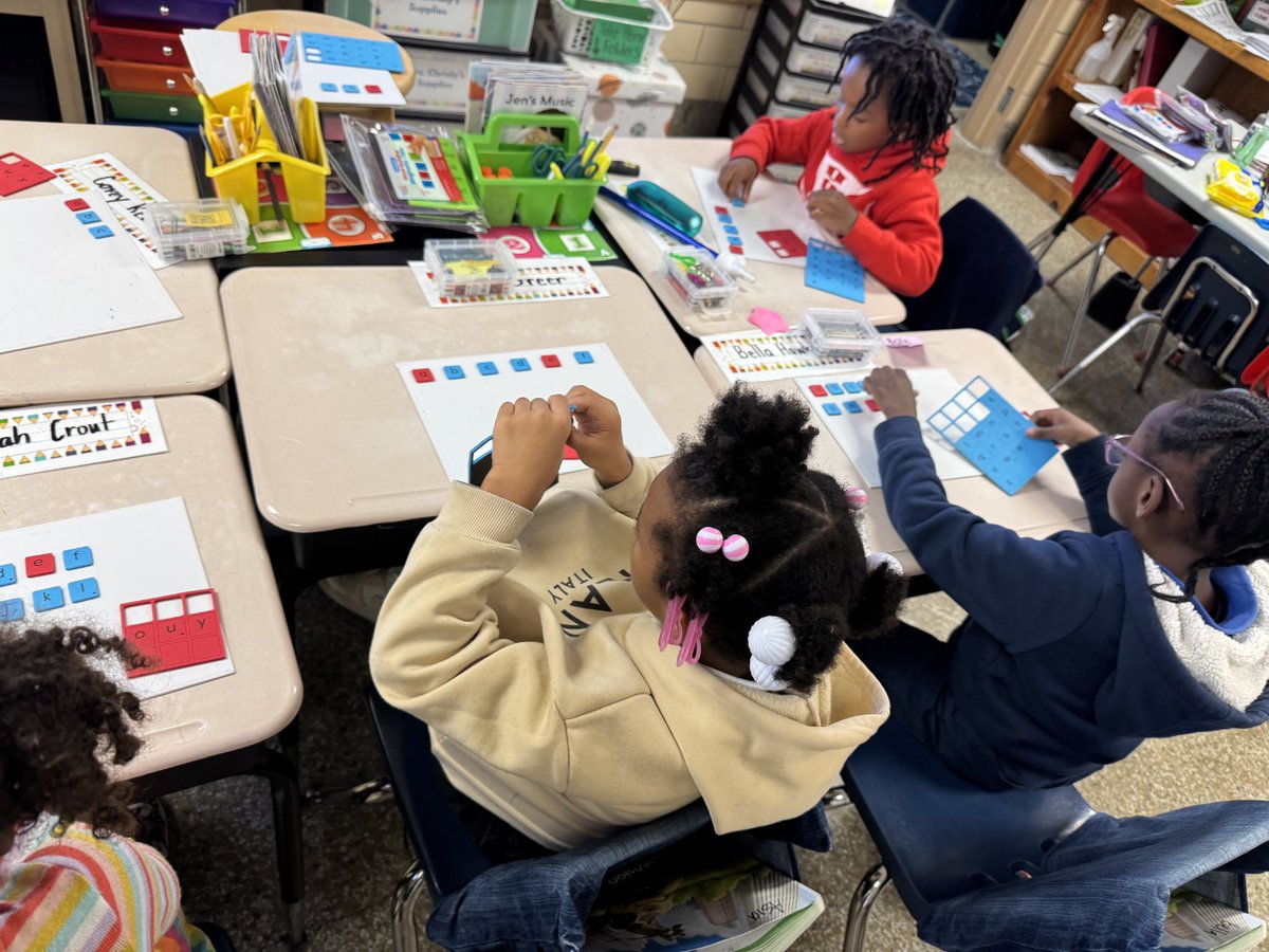 AlexanderEle900's tweet photo. 🚨First Grade Highlight! Check ✅️ Out Mrs. Glenn's Class! Students are now putting their own magnetic letter boards together… 💕.  They did a great job! @JMCSchools @suptking https://t.co/VFuNYGQow1
