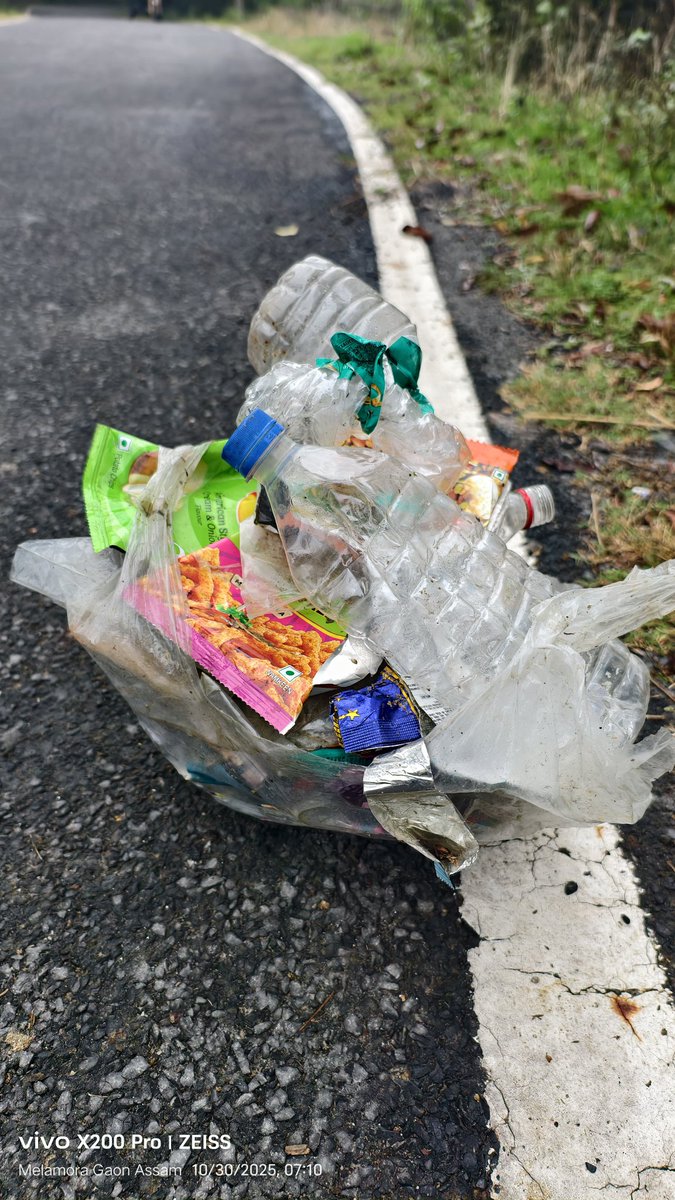bitupon88900972's tweet photo. Good Morning 
#destinationkhumtai #cleankhumtai #cleanmelamora #SwachhaaHiSeva #plogging #avoidplastic #SwachhBharat @Mrinal_MLA @himantabiswa @CMOfficeAssam @narendramodi @PMOIndia @NANDANPRATIM @Pijush_hazarika @PmargheritaBJP @KamakhyaTasa @manabdeka @borgohainSBG https://t.co/yanImbCvKm