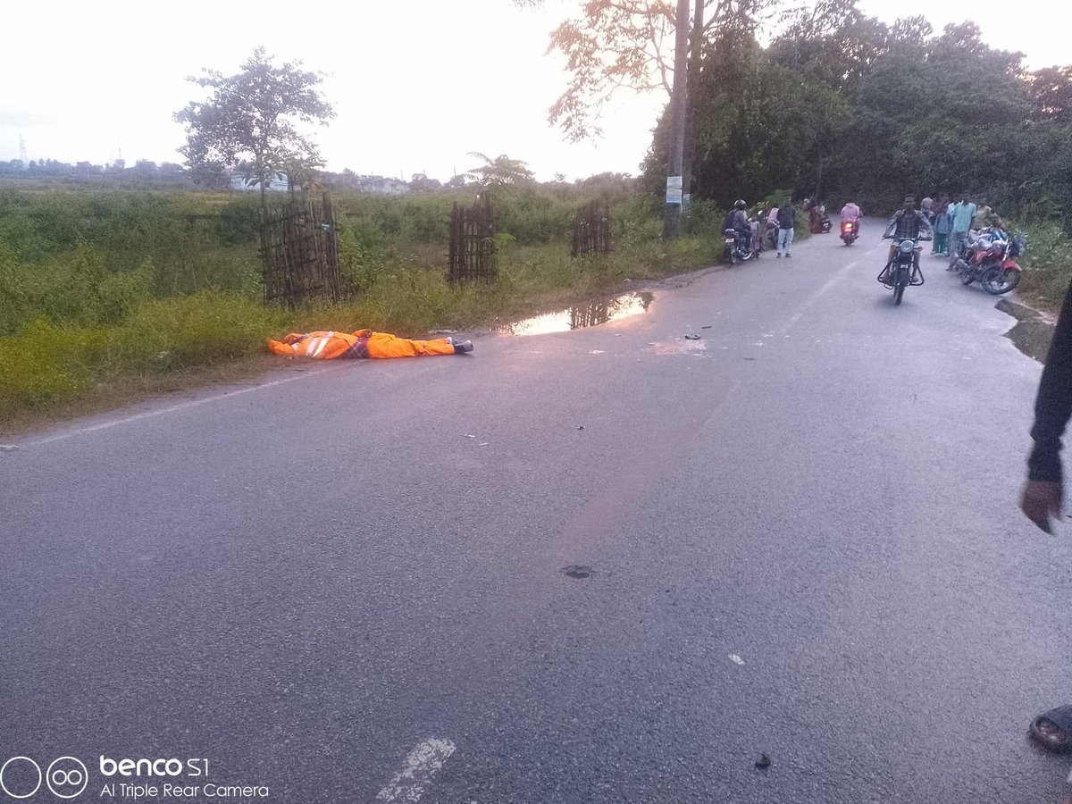कल फ़िर एक की जान गई टेंकऱ ने मुफ़सील थाना क्षेत्र के दिलीप कालूँडिया और उनके भाई को पीछे से राउंद दिया गया मौके पर रेलवे कर्मी की मौत |
यह <a href="/DC_Chaibasa/">DC West Singhbhum</a> और <a href="/deepakbiruajmm/">Deepak Birua</a> की मिलीभगत हत्या है |
#और_कितनी_जान_लेने_का_टारगेट_है?
#नो_एंट्री_लागू_करो