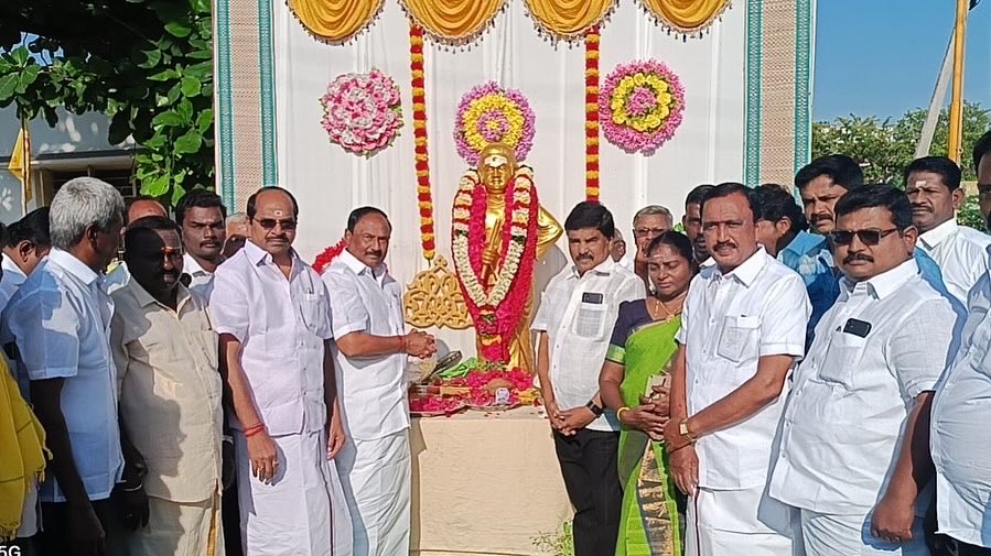 NallasivamDMK's tweet photo. ஐயா பசும்பொன் உ. முத்துராமலிங்க தேவர் திருமகனார் அவர்களின் “118வது ஜெயந்தி மற்றும் 63வது குருபூஜை” விழாவை முன்னிட்டு, இன்று கோபிசெட்டிபாளையம் மொடச்சூர் தேவர் திடலில் அமைக்கபெற்ற ஐயா திருமகனார் அவர்களின் திருவுருவச் சிலைக்கு, ஈரோடு வடக்கு மாவட்ட திமுக சார்பில் மாலை அணிவித்து, https://t.co/2x8cvQagUI