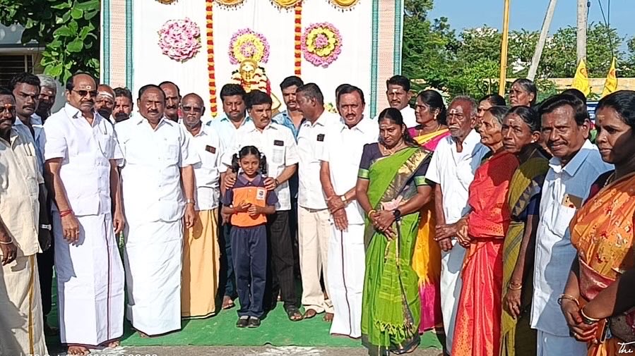NallasivamDMK's tweet photo. ஐயா பசும்பொன் உ. முத்துராமலிங்க தேவர் திருமகனார் அவர்களின் “118வது ஜெயந்தி மற்றும் 63வது குருபூஜை” விழாவை முன்னிட்டு, இன்று கோபிசெட்டிபாளையம் மொடச்சூர் தேவர் திடலில் அமைக்கபெற்ற ஐயா திருமகனார் அவர்களின் திருவுருவச் சிலைக்கு, ஈரோடு வடக்கு மாவட்ட திமுக சார்பில் மாலை அணிவித்து, https://t.co/2x8cvQagUI
