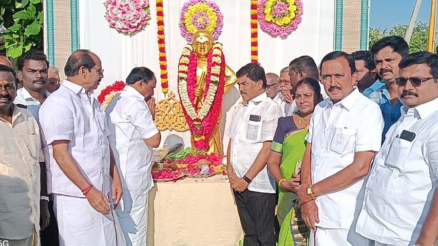NallasivamDMK's tweet photo. ஐயா பசும்பொன் உ. முத்துராமலிங்க தேவர் திருமகனார் அவர்களின் “118வது ஜெயந்தி மற்றும் 63வது குருபூஜை” விழாவை முன்னிட்டு, இன்று கோபிசெட்டிபாளையம் மொடச்சூர் தேவர் திடலில் அமைக்கபெற்ற ஐயா திருமகனார் அவர்களின் திருவுருவச் சிலைக்கு, ஈரோடு வடக்கு மாவட்ட திமுக சார்பில் மாலை அணிவித்து, https://t.co/2x8cvQagUI