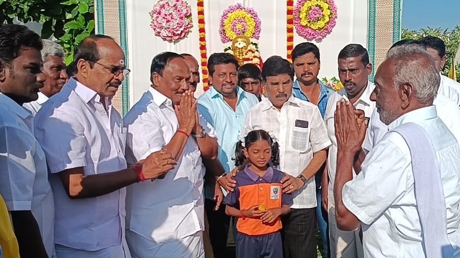 NallasivamDMK's tweet photo. ஐயா பசும்பொன் உ. முத்துராமலிங்க தேவர் திருமகனார் அவர்களின் “118வது ஜெயந்தி மற்றும் 63வது குருபூஜை” விழாவை முன்னிட்டு, இன்று கோபிசெட்டிபாளையம் மொடச்சூர் தேவர் திடலில் அமைக்கபெற்ற ஐயா திருமகனார் அவர்களின் திருவுருவச் சிலைக்கு, ஈரோடு வடக்கு மாவட்ட திமுக சார்பில் மாலை அணிவித்து, https://t.co/2x8cvQagUI