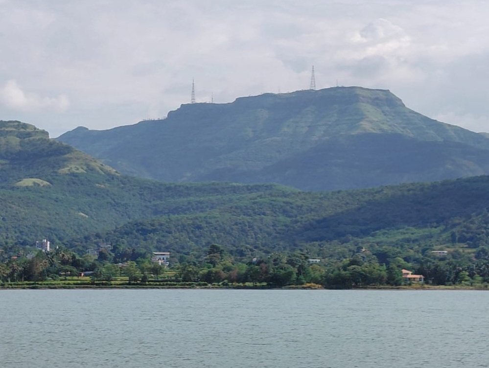 Ideal time to visit Sinhagadh fort this weekend.. Great visibility, post monsoon greenery and Panshet backwaters are cool right now👍🏻